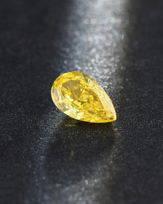 La pera ha tagliato i diamanti che color giallo canarino sviluppati laboratorio sintetico IGI ha certificato