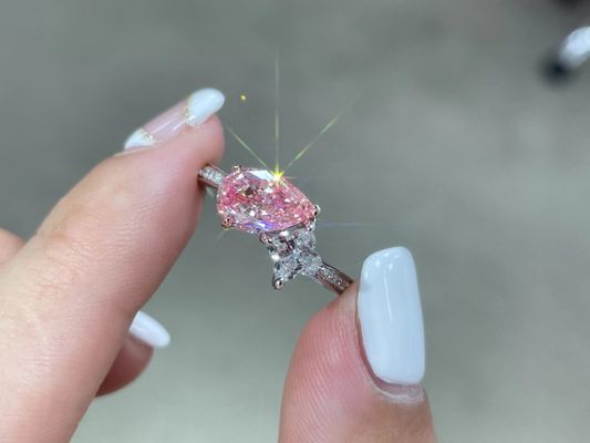 Perla rosa e bianca 1.5ct di laboratorio di diamanti sintetici realizzati da uomini adulti con anello di moda in oro bianco 18K