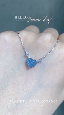 Collare di diamanti con pendente blu creato da Blue Lab con taglio al cuore di 1.51ct certificato GRC