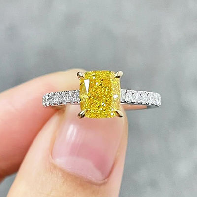 Anello di fidanzamento in oro bianco da 18 carati.