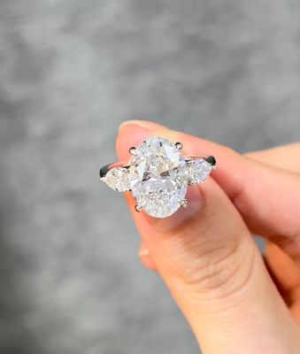 Gioielli di diamanti in laboratorio Tre pietre Anelli di fidanzamento Anelli di nozze diamanti coltivati