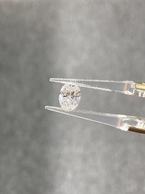 Diamante bianco di forma ovale coltivato in laboratorio con certificato IGI