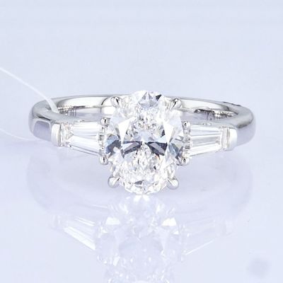 18k Bianco Laboratorio Cresciuto Anello Diamante Tre Pietre Disegno 1ct+ D VVS2 Classic Design Forma ovale