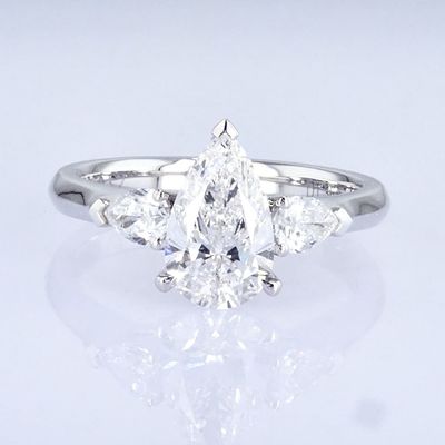 Anello di diamante a forma di pera di design classico
