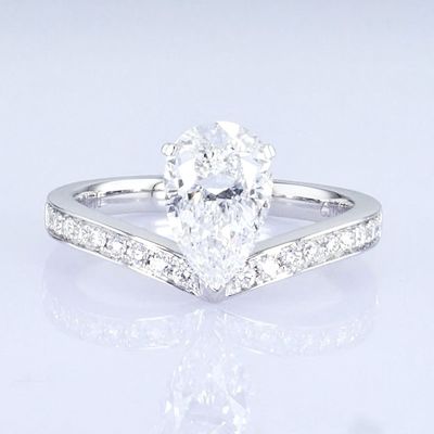 Anello di diamante di 18 carati in forma di pera bianco di laboratorio cresciuto, disegno principessa per regali per festa.