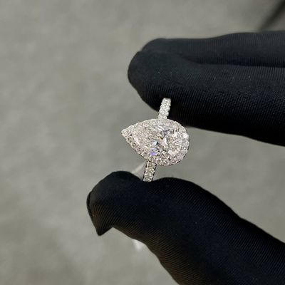 Anello femminile di diamanti bianchi da 18 carati 1.53ct E VS1 forma di pera Full Diamond Bezel Set Style