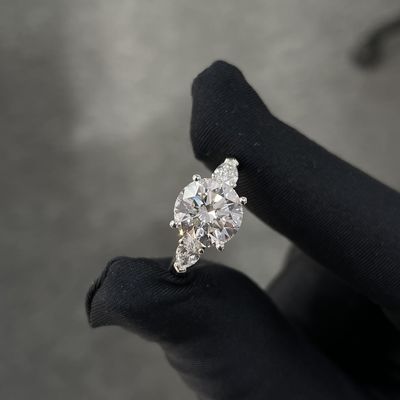 Anelli di diamanti coltivati in laboratorio 3.01ct CVD Bianco F VS2 Tre pietre stile rotondo