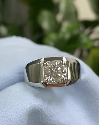 Anello maschile di diamanti di laboratorio in oro bianco 18K e colore per fidanzamento e matrimonio