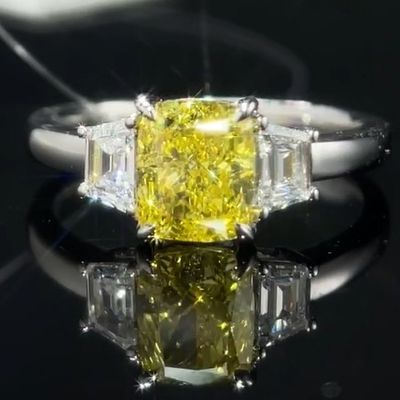 1.22ct Anello di diamanti coltivato in laboratorio con diamante giallo Triestone stile gioielli su misura